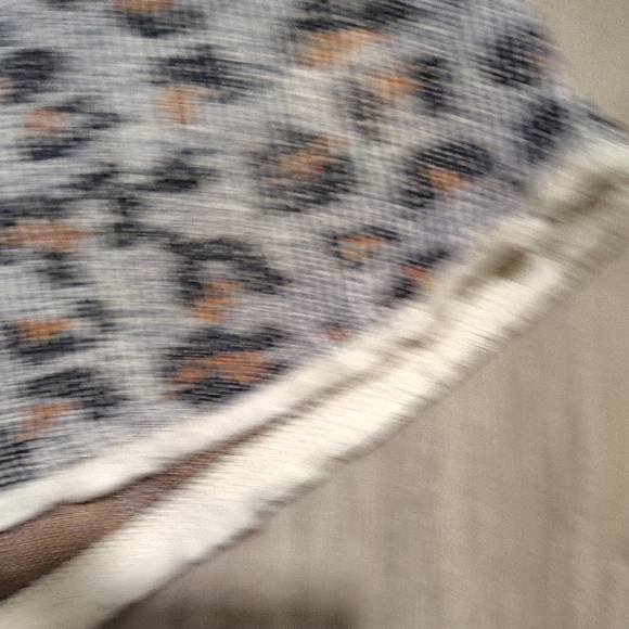 W5 Women's Gray Leopard Print Top - Picture 3 of 6